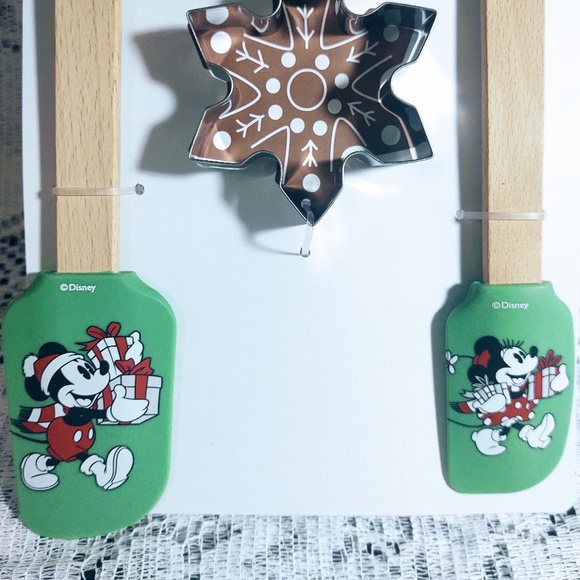 NEW DISNEY SILICONE 4 PC SPATULA AND COOKIE CUTTER SET/CHRISTMAS GIFT/BAKING - Picture 3 of 5